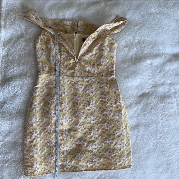 Lulu’s Yellow Floral Jacquard Off-the-Shoulder Mini Dress SZ L - Picture 4 of 4